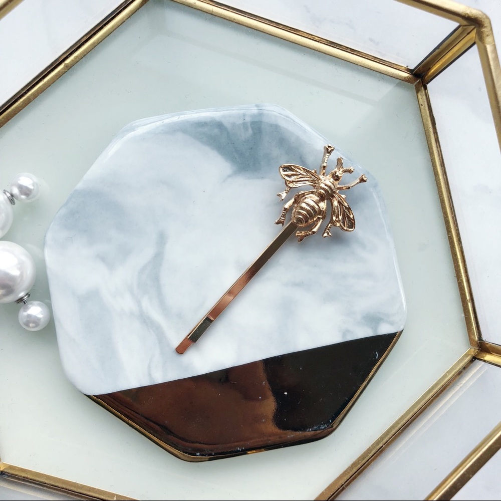 One Piece - Cute Bee Hair Bobby Pin in Gold - Picture 3 of 7